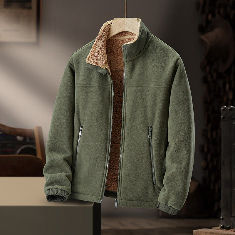 Giacca in pile verde oliva con fodera in pelliccia sintetica marrone, zip frontale, tasche laterali, appesa in un ambiente interno elegante.