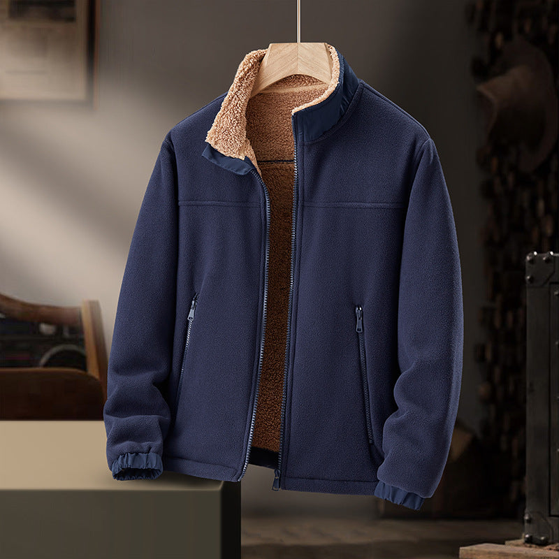 Giacca in pile blu con fodera in pelliccia sintetica marrone, zip frontale, tasche laterali, ideale per l'inverno e attività all'aperto.