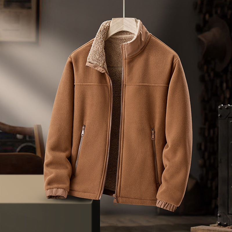 Giacca in pile marrone chiaro appesa, con cerniera frontale e tasche laterali, interno foderato in pelliccia sintetica, ideale per l'inverno.