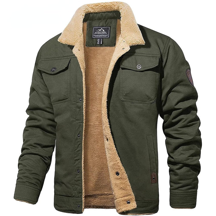 Giacca invernale verde militare con fodera in pelliccia sintetica beige, colletto ampio, tasche frontali e chiusura a bottoni. Moda uomo casual.
